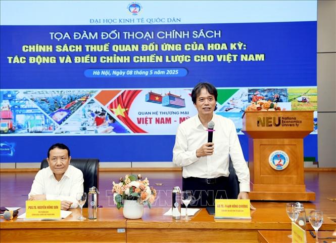 Phó Trưởng Ban Chính sách, chiến lược Trung ương Nguyễn Hồng Sơn và Giám đốc Đại học Kinh tế Quốc dân Phạm Hồng Chương chủ trì phiên thảo luận. Ảnh: TTXVN phát