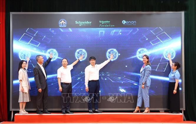 Các đại biểu nhấn nút khởi động dự án “Vì một hành tinh xanh và Giáo dục AI - Kiến tạo tương lai”. Ảnh: Thanh Thương - TTXVN 