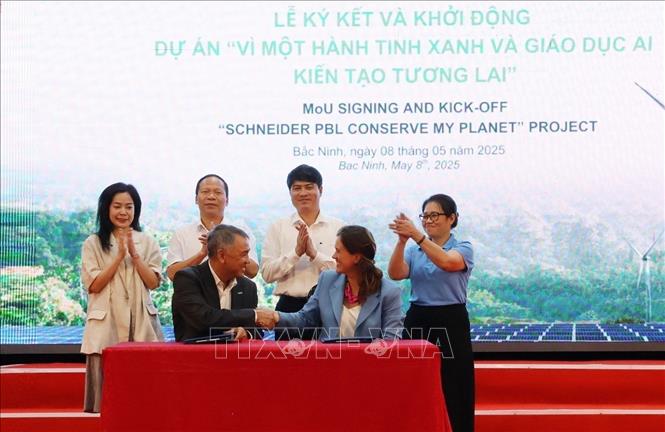 Các đại biểu chứng kiến tổ chức Kenan Foundation Asia và Schneider Việt Nam ký cam kết hợp tác và triển khai Dự án. Ảnh: Thanh Thương- TTXVN