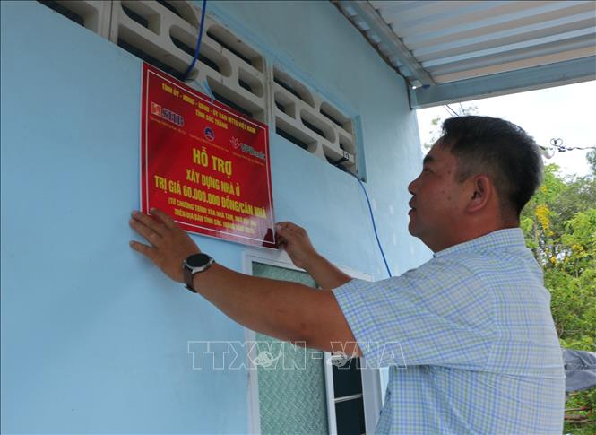 Huyện Mỹ Tú (Sóc Trăng) đã bàn giao 519 căn nhà cho hộ khó khăn nhà ở trong chương trình xóa nhà tạm, nhà dột nát, sớm hơn dự kiến 5 tháng. Ảnh: Tuấn Phi-TTXVN