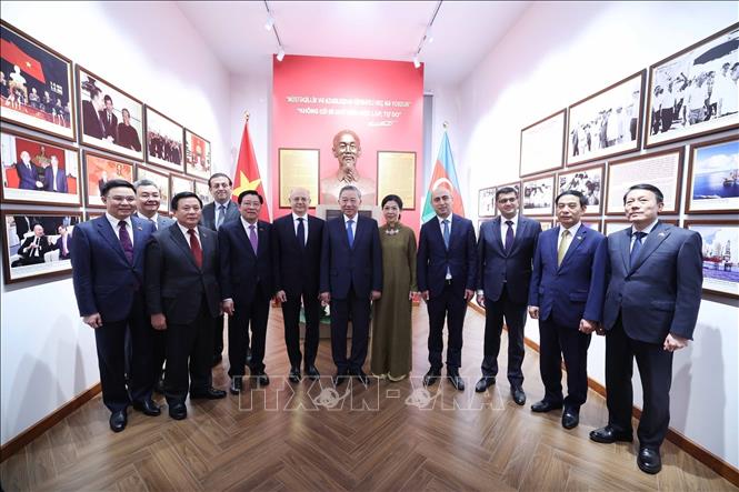 Party General Secretary, his spouse and other delegates visit the memorial room. VNA Photo: Thống Nhất