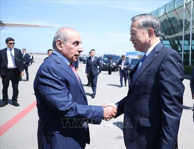 Phó Thủ tướng thứ nhất Azerbaijan Yagub Eyyubov tiễn Tổng Bí thư Tô Lâm tại Sân bay quốc tế Heydar Aliyev, thủ đô Baku. Ảnh: Thống Nhất - TTXVN