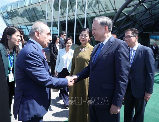 Phó Thủ tướng thứ nhất Azerbaijan Yagub Eyyubov tiễn Tổng Bí thư Tô Lâm và Phu nhân tại Sân bay quốc tế Heydar Aliyev, thủ đô Baku. Ảnh: Thống Nhất - TTXVN