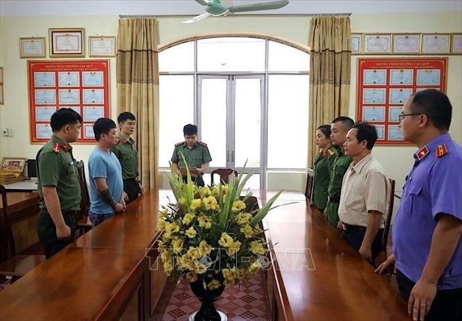Cơ quan điều tra Công an tỉnh Lạng Sơn ra Lệnh giữ người trong trường hợp khẩn cấp đối với Lê Việt Hùng (áo xanh), để điều tra hành vi cưỡng đoạt tài sản. Ảnh: TTXVN phát