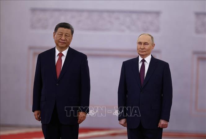 Tổng thống Nga Vladimir Putin (phải) và Chủ tịch Trung Quốc Tập Cận Bình trước hội đàm tại Moskva, ngày 8/5/2025. Ảnh: REUTERS/TTXVN