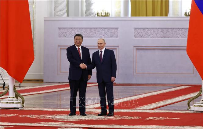 Tổng thống Nga Vladimir Putin (phải) và Chủ tịch Trung Quốc Tập Cận Bình trước hội đàm tại Moskva, ngày 8/5/2025. Ảnh: REUTERS/TTXVN