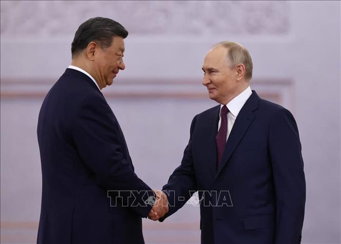 Tổng thống Nga Vladimir Putin (phải) và Chủ tịch Trung Quốc Tập Cận Bình trước hội đàm tại Moskva, ngày 8/5/2025. Ảnh: REUTERS/TTXVN