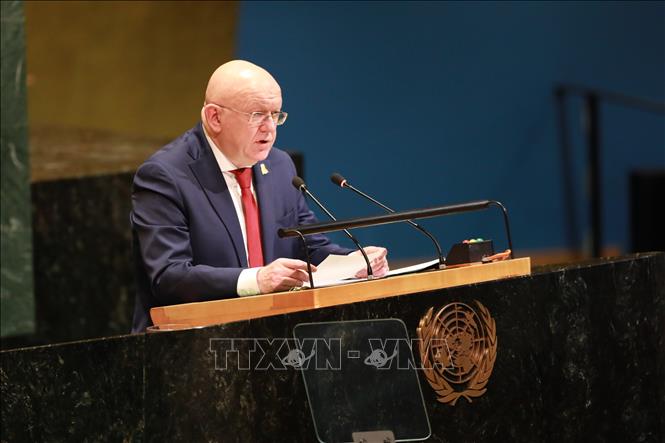 Đại diện thường trực Nga tại LHQ Vassily Nebenzia phát biểu tại phiên họp đặc biệt của Đại hội đồng LHQ nhân kỷ niệm 80 năm ngày Chiến thắng phát xít, tại New York (Mỹ) ngày 7/5/2025. Ảnh: THX/TTXVN