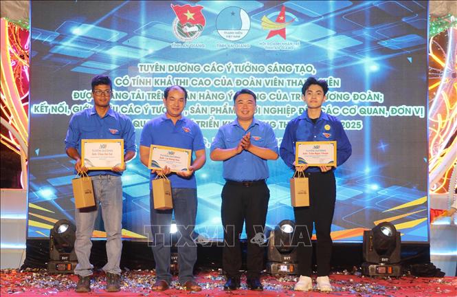 Trao bằng khen của Tỉnh đoàn An Giang tuyên dương các thanh niên khởi nghiệp tiêu biểu. Ảnh: Công Mạo-TTXVN