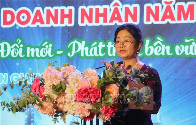 Bà Nguyễn Thị Mỹ Linh, Chủ tịch Hội Doanh nhân trẻ An Giang phát biểu khai mạc Ngày hội. Ảnh: Công Mạo-TTXVN