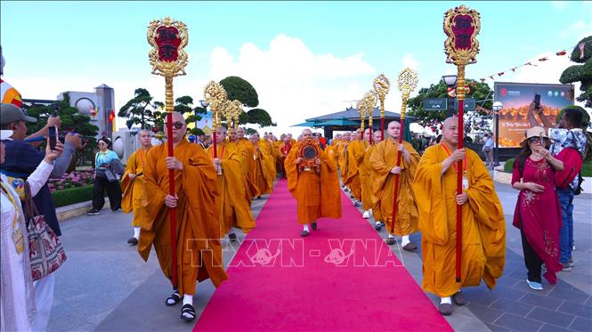 Ban tổ chức cùng đông đảo tăng ni, phật tử chuẩn bị thực hiện nghi thức trồng cây Bồ Đề tại Khu du lịch quốc gia núi Bà Đen, tỉnh Tây Ninh. Ảnh: Minh Phú – TTXVN