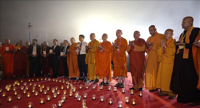 Thắp nến hoa đăng cầu cho quốc thái dân an và hòa bình thế giới tại đỉnh núi Bà Đen, tỉnh Tây Ninh. Ảnh: Minh Phú - TTXVN