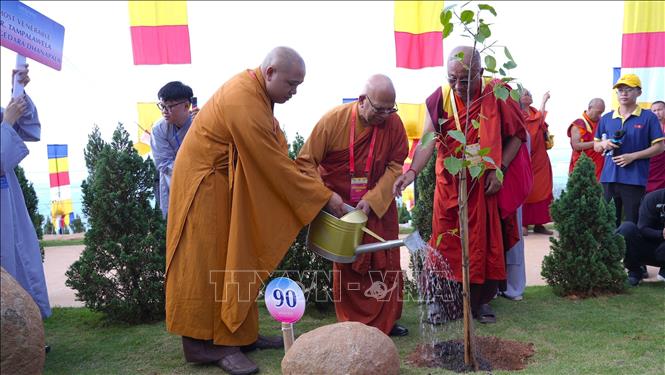 Các đại biểu thực hiện nghi thức trồng cây Bồ Đề tại Khu du lịch quốc gia núi Bà Đen, tỉnh Tây Ninh. Ảnh: Minh Phú – TTXVN