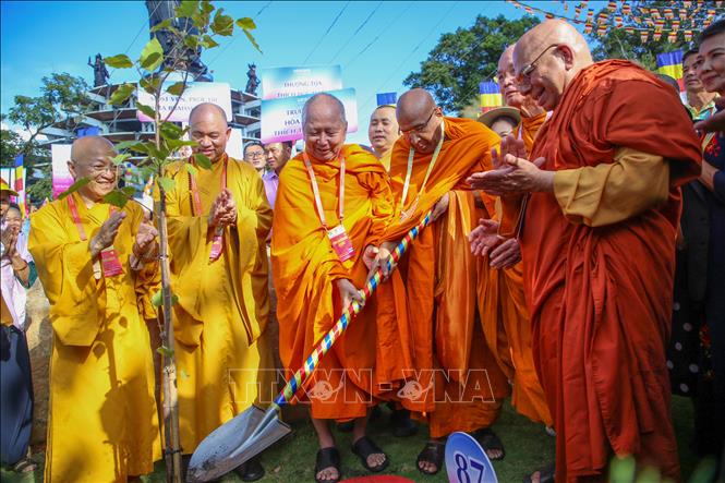 Các đại biểu trồng cây Bồ Đề được chiết nhánh từ Bồ Đề Đạo tràng (Ấn Độ), tại Khu du lịch quốc gia núi Bà Đen (Tây Ninh). Ảnh: Giang Phương - TTXVN