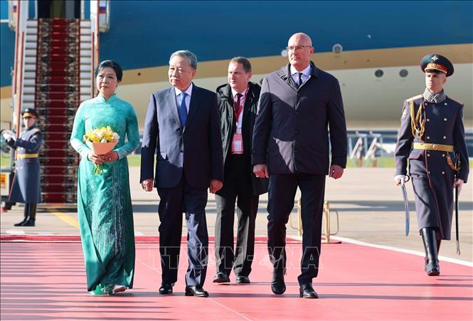 Phó Thủ tướng LB Nga Dmitry Chernyshenko đón Tổng Bí thư Tô Lâm và Phu nhân tại sân bay Vnukovo 2, thủ đô Moskva. Ảnh: Thống Nhất – TTXVN

