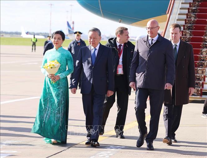 Phó Thủ tướng LB Nga Dmitry Chernyshenko đón Tổng Bí thư Tô Lâm và Phu nhân tại sân bay Vnukovo 2, thủ đô Moskva. Ảnh: Thống Nhất – TTXVN
