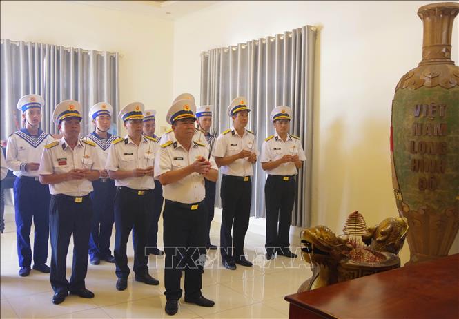 Lữ đoàn 146 dâng hương tưởng niệm các anh hùng, liệt sĩ hy sinh trên Quần đảo Trường Sa. Ảnh: TTXVN phát