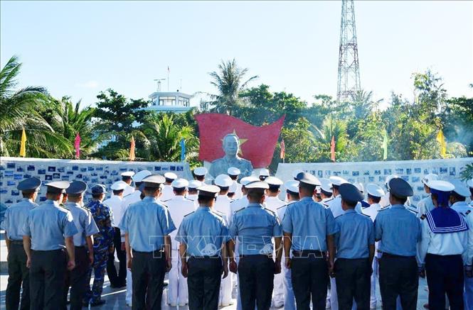 Lữ đoàn 146 dâng hương tưởng niệm Đại tướng Võ Nguyên Giáp. Ảnh: TTXVN phát