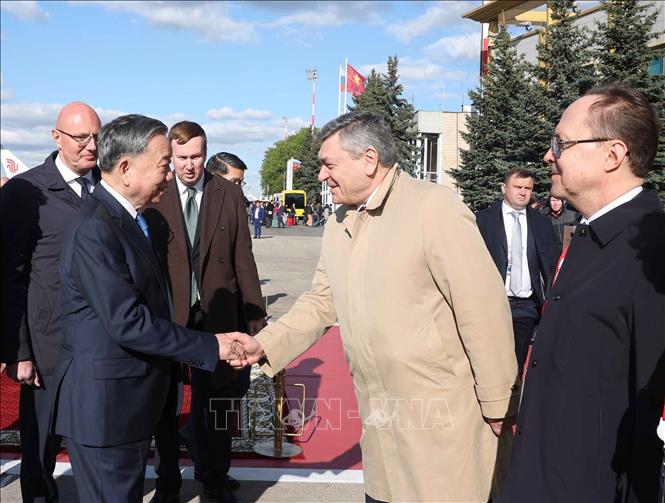Phó Thủ tướng LB Nga Dmitry Chernyshenko cùng các quan chức Liên bang Nga đón Tổng Bí thư Tô Lâm và Phu nhân tại sân bay Vnukovo 2, thủ đô Moskva. Ảnh: Thống Nhất – TTXVN
