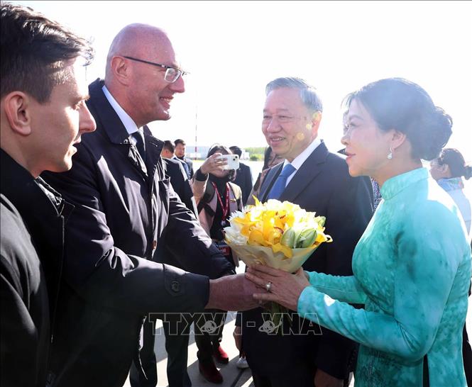 Phó Thủ tướng LB Nga Dmitry Chernyshenko đón Tổng Bí thư Tô Lâm và Phu nhân tại sân bay Vnukovo 2, thủ đô Moskva. Ảnh: Thống Nhất – TTXVN
