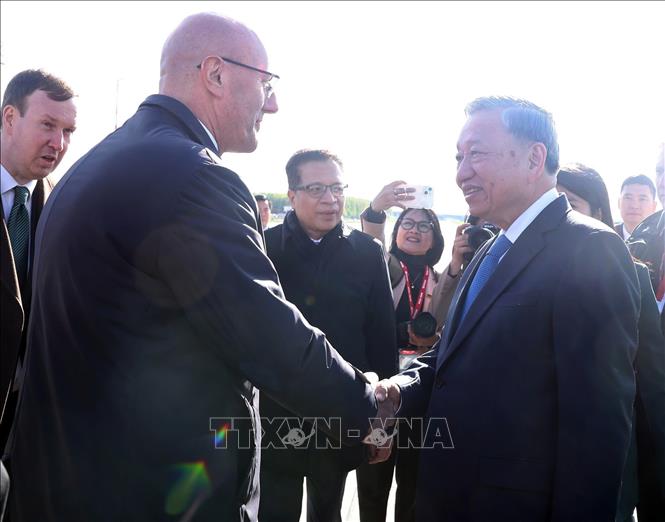 Phó Thủ tướng LB Nga Dmitry Chernyshenko đón Tổng Bí thư Tô Lâm tại sân bay Vnukovo 2, thủ đô Moskva. Ảnh: Thống Nhất – TTXVN
