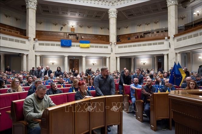 Các nghị sĩ Ukraine bỏ phiếu phê chuẩn thỏa thuận khoáng sản với Mỹ trong phiên họp tại Kiev, ngày 8/5/2025. Ảnh: REUTERS/TTXVN