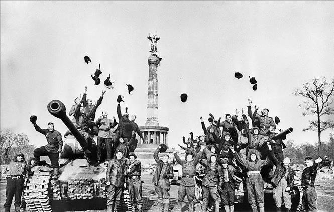 Các chiến sĩ Hồng quân Liên Xô vui mừng với chiến thắng tại Berlin, sào huyệt cuối cùng của phát xít Đức, ngày 9/5/1945. Ảnh: Tư liệu quốc tế/TTXVN phát