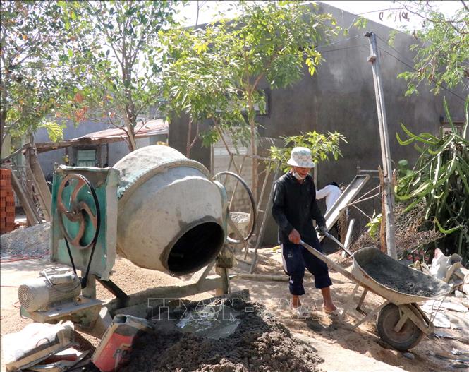 Các nhà thầu tập trung xây nhà mới cho hộ dân khó khăn về nhà tại huyện Bác Ái. Ảnh: Công Thử - TTXVN