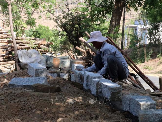 Xây móng làm nhà mới cho hộ dân khó khăn về nhà ở tại xã Phước Trung. Ảnh: Công Thử - TTXVN
