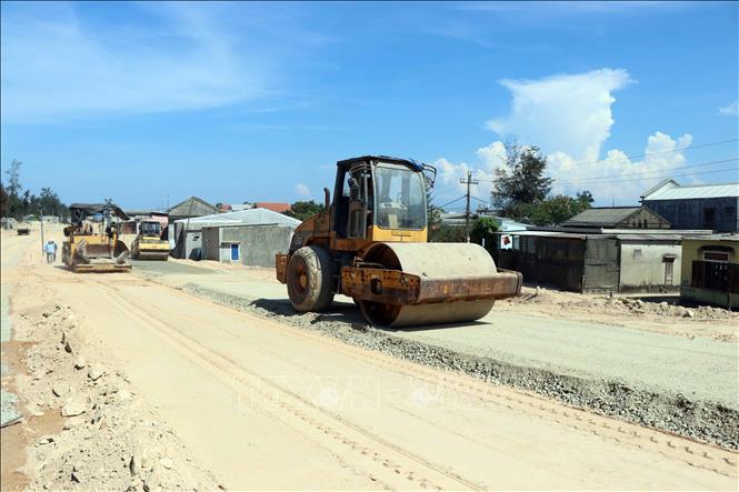 Thi công đường dẫn lên cầu Thuận An. Ảnh: Đỗ Trưởng - TTXVN