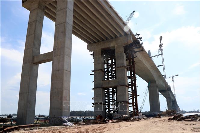 Khi hoàn thành, cầu Thuận An là một trong những cây cầu vượt cửa biển dài nhất miền Trung. Ảnh: Đỗ Trưởng - TTXVN
