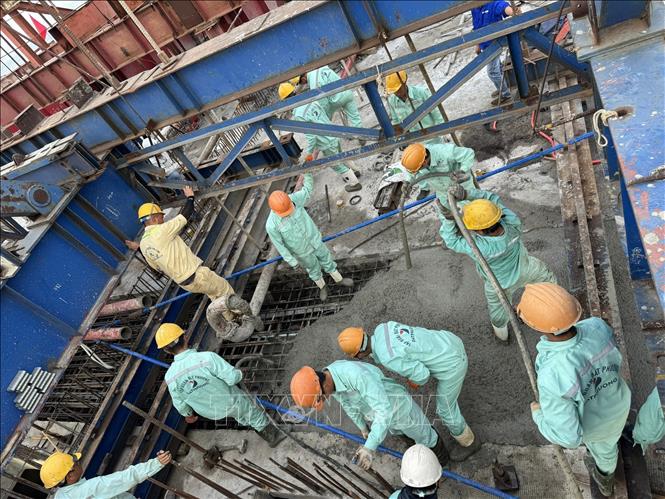 Các đơn vị nhà thầu đang đẩy nhanh tiến độ thi công, phấn đấu thông xe kỹ thuật cầu vượt biển Thuận An trong tháng 9/2025. Ảnh: Đỗ Trưởng - TTXVN