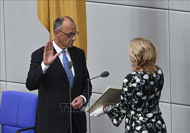 Chiều 6/5/2025, tại trụ sở Quốc hội Liên bang, ông Friedrich Merz (trái) đã tuyên thệ nhậm chức Thủ tướng Cộng hòa Liên bang Đức, chính thức trở thành vị Thủ tướng thứ 10 của nước này, kế nhiệm ông Olaf Scholz, người đứng đầu chính phủ “đèn giao thông” trong hơn 3 năm. Ảnh: AA/TTXVN 