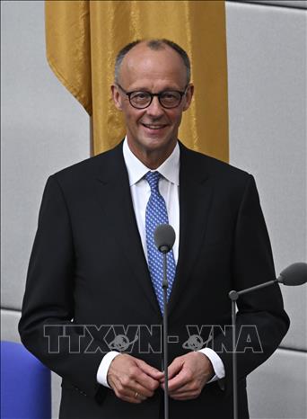 Chiều 6/5/2025, tại trụ sở Quốc hội Liên bang, ông Friedrich Merz đã tuyên thệ nhậm chức Thủ tướng Cộng hòa Liên bang Đức, chính thức trở thành vị Thủ tướng thứ 10 của nước này, kế nhiệm ông Olaf Scholz, người đứng đầu chính phủ “đèn giao thông” trong hơn 3 năm. Ảnh: AA/TTXVN 