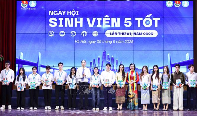 Lãnh đạo Trung ương Hội sinh viên Việt Nam và Học viện Tài chính trao tặng sách và tài liệu cho bạn các sinh viên dân tộc thiểu số. Ảnh: Minh Đức – TTXVN