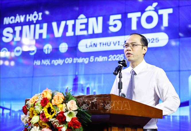 Tiến sỹ Nguyễn Tiến Hưng, Phó Chủ tịch Trung ương Hội sinh viên Việt Nam, Phó Bí thư Thành đoàn, Chủ tịch Hội Sinh viên Thành phố phát biểu khai mạc Ngày hội. Ảnh: Minh Đức – TTXVN