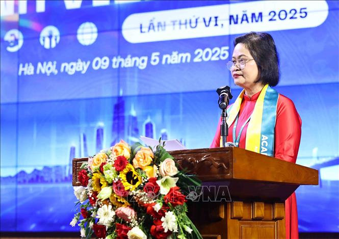 PGS. TS. NGƯT. Trương Thị Thuỷ, Phó Giám đốc Học viện Tài chính phát biểu chào mừng Ngày hội. Ảnh: Minh Đức – TTXVN