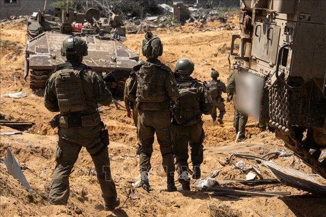 Ngày 5/5/2025, giới chức Israel cho biết nội các an ninh của nước này đã nhất trí với kế hoạch mở rộng các hoạt động quân sự trên bộ ở Dải Gaza nhằm gia tăng sức ép với lực lượng Hamas trong việc giải cứu các con tin. Ảnh: Binh sĩ Israel tham gia chiến dịch quân sự tại Dải Gaza. Ảnh: THX/TTXVN
