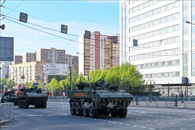 Ngày 9/5/2025, lễ duyệt binh kỷ niệm 80 năm Ngày Chiến thắng trong Chiến tranh Vệ quốc vĩ đại (9/5/1945 - 9/5/2025) diễn ra trọng thể tại thủ đô Moskva của Nga. Ảnh: Xe quân sự tham gia lễ tổng duyệt tại Moskva ngày 7/5/2025. Ảnh: THX/TTXVN