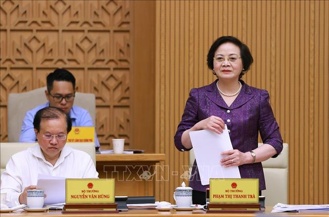 Bộ trưởng Bộ Nội vụ Phạm Thị Thanh Trà báo cáo về việc sắp xếp, tổ chức lại đơn vị hành chính các cấp và xây dựng mô hình chính quyền địa phương hai cấp. Ảnh: Dương Giang-TTXVN
