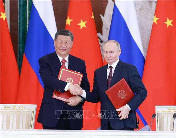 Ngày 8/5/2025, tại Moskva, Tổng thống Nga Vladimir Putin đã hội đàm với Chủ tịch Trung Quốc Tập Cận Bình đang có chuyến thăm cấp nhà nước đến Moskva và dự lễ kỷ niệm 80 năm Ngày Chiến thắng trong Chiến tranh Vệ quốc vĩ đại (9/5/1945 - 9/5/2025). Trong cuộc hội đàm, Tổng thống Putin khẳng định Nga và Trung Quốc nhất trí xây dựng quan hệ láng giềng tốt đẹp, củng cố tình hữu nghị và thúc đẩy hợp tác. Ảnh: THX/TTXVN