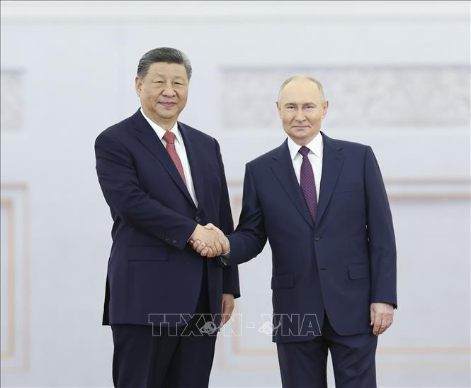 Ngày 8/5/2025, tại Moskva, Tổng thống Nga Vladimir Putin đã hội đàm với Chủ tịch Trung Quốc Tập Cận Bình đang có chuyến thăm cấp nhà nước đến Moskva và dự lễ kỷ niệm 80 năm Ngày Chiến thắng trong Chiến tranh Vệ quốc vĩ đại (9/5/1945 - 9/5/2025). Trong cuộc hội đàm, Tổng thống Putin khẳng định Nga và Trung Quốc nhất trí xây dựng quan hệ láng giềng tốt đẹp, củng cố tình hữu nghị và thúc đẩy hợp tác. Ảnh: THX/TTXVN