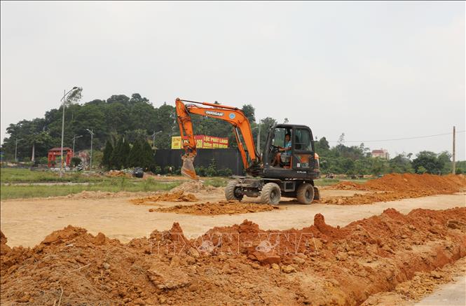 Thi công ngầm hóa đường điện và vỉa hè Dự án đường Bắc Sơn kéo dài. Ảnh: Hoàng Nguyên - TTXVN