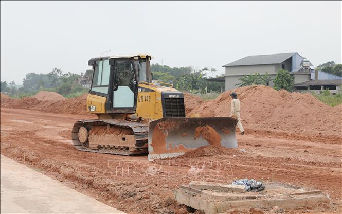 Thi công hạng mục vỉa hè Dự án đường Bắc Sơn kéo dài. Ảnh: Hoàng Nguyên - TTXVN