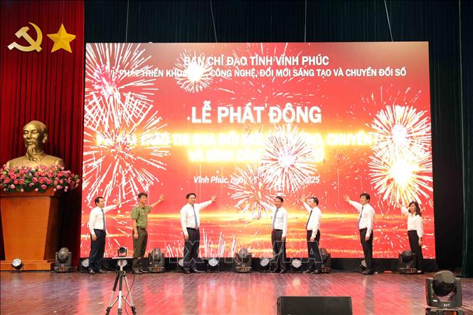 Lãnh đạo tỉnh Vĩnh Phúc thực hiện nghi thức bấm nút phát động phong trào thi đua “Đổi mới sáng tạo, chuyển đổi số và Bình dân học vụ số”. Ảnh: Hoàng Hùng -TTXVN