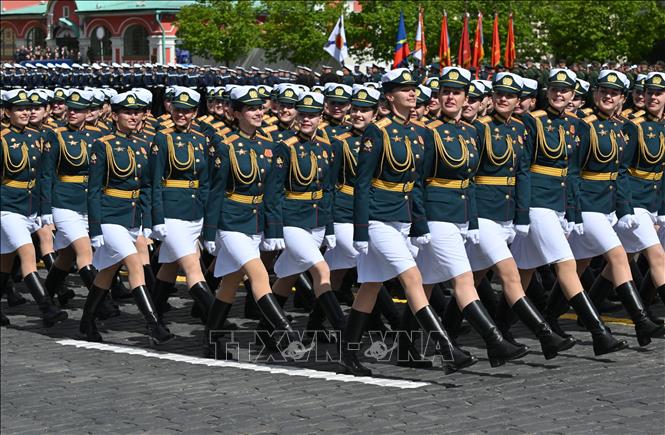 Nữ quân nhân tham gia duyệt binh kỷ niệm 80 năm Ngày Chiến thắng phát xít trên Quảng trường Đỏ ở thủ đô Moskva, Nga ngày 9/5/2025. Ảnh: AA/TTXVN