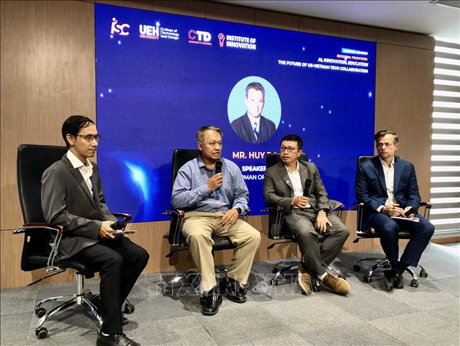 Các chuyên gia, doanh nghiệp tham gia phiên thảo luận tại tọa đàm. Ảnh: Mỹ Phương - TTXVN