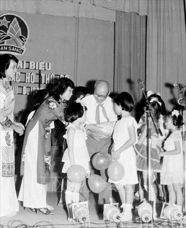 Chủ tịch Hội đồng Nhà nước Võ Chí Công với đại biểu thiếu nhi dự Đại hội Cháu ngoan Bác Hồ toàn quốc lần thứ III (23/6/1990). Ảnh: Trịnh Liêm - TTXVN