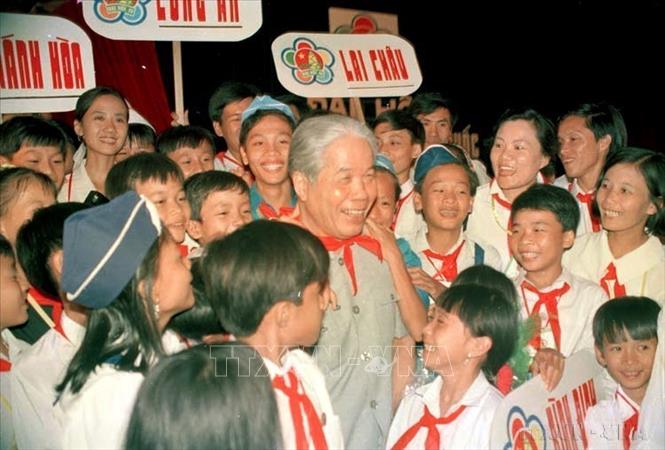 Tổng Bí thư Đỗ Mười với thiếu nhi dự Đại hội Cháu ngoan Bác Hồ toàn quốc lần thứ IV (1995). Ảnh: Đình Trân - TTXVN