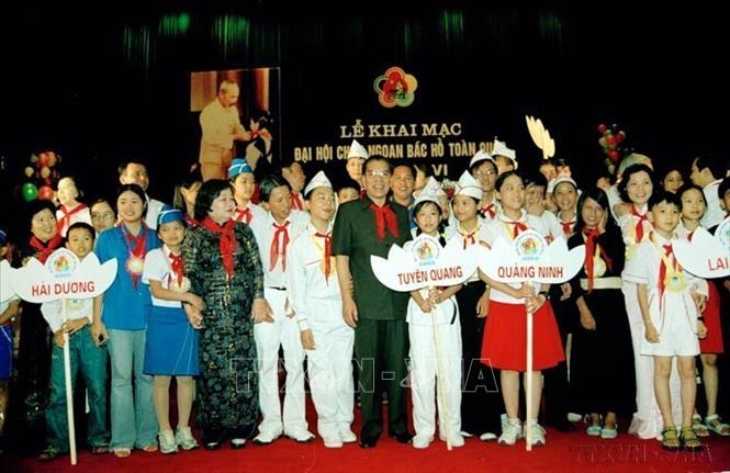 Tổng Bí thư Nông Đức Mạnh với thiêu nhi tại Đại hội Cháu ngoan Bác Hồ lần thứ VI (Hà Nội, 2005). Ảnh: Đình Trân - TTXVN